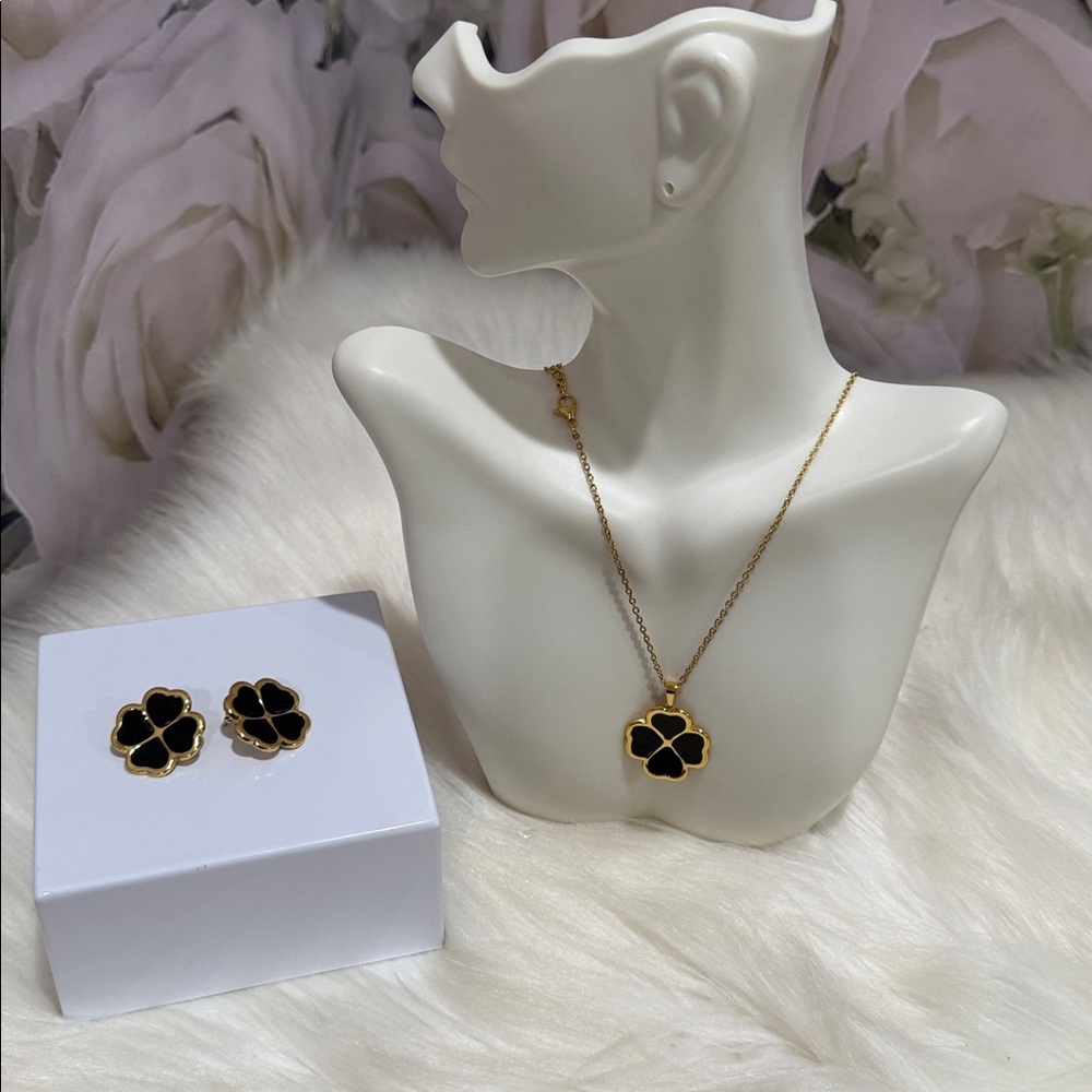 Elegant Black and Gold Clover/ Flower Jewelry Set